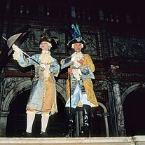 zwei Masken vor dem Campanile