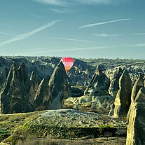 roter Ballon zwischen den Tuffsteinpyramiden
