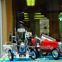 Automodelle im Schaufenster