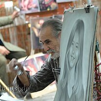 Maler mit seinem Mädchenportrait