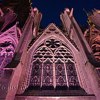 Seitenfenster Kathedrale Notre Dame bei Nacht