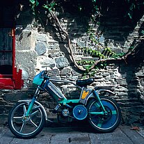 altes Motorrad an der Wand