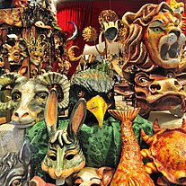 Masken im Schaufenster