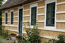 Reethaus mit weißem Holzgitter