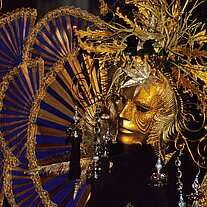 Goldmaske mit Blauen Fächern nah