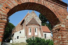 Kirche von Altenkirchen durch Torbogen