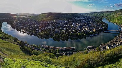Blick von der Burg auf die Moselschleife