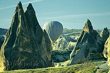 Ballon zwischen den Tuffsteinpyramiden Ballon zwischen den Tuffsteinpyramiden