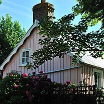 rosa Haus mit Blumen