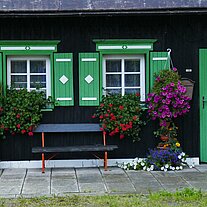 Holzhaus Hausbank mit Fenstern