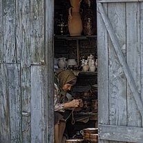 Frau im Tonladen