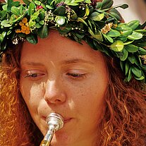 Mädchen spielt Horn