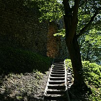 Treppe zum Tor
