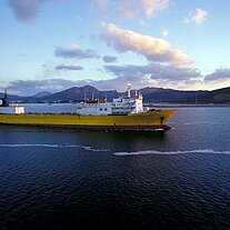 gelbes Frachtschiff