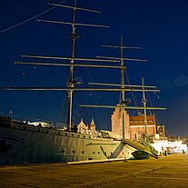 Die Gorch Fock beleuchtet am Abend