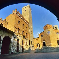 Dom und das Rathaus Torbogen  San Gimignano