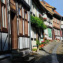 Gasse mit Fachwerkhäusern in Quedlinburg