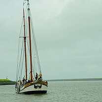 Schiff hinter uns zur Schleuse