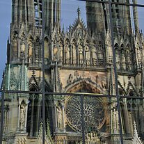 Kathedrale von Reims Spiegelung in Fenster