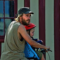 Papa mit Bubi auf Fahrrad