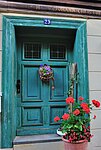 alte Tür in türkis alte Tür in türkis