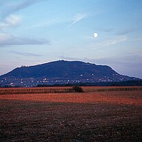 Mondaufgang hinter dem Somló Berg