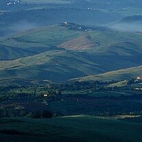Morgennebel und Hügelland bei Volterra