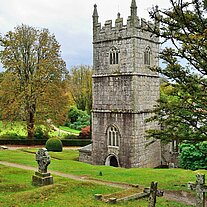 Kirche mit Friedhof und Bäumen