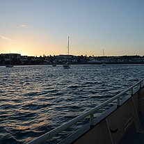 Blick vom Schiff nach St. Peter Port