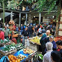 belebter Obstmarkt