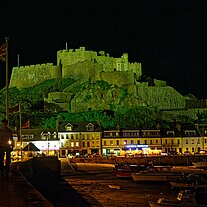 Castle Mont Orgueil bei Nacht