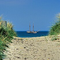 Segelschiff vor dem Sandstrand