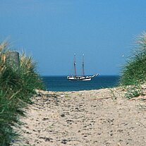 Segelschiff vor dem Sandstrand