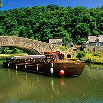 Ausflugsboot fährt durch die Brücke