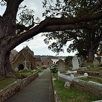 Kirche mit Baum und Friedhof St. Brelade