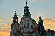 Jan Hus Denkmal und die Nikolauskirche Jan Hus Denkmal und die Nikolauskirche