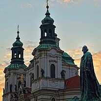 Jan Hus Denkmal und die Nikolauskirche