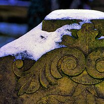 Ornamente auf Denkmal mit Schnee