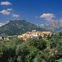 Corte vor der Bergkulisse