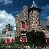 Hexenburg mit roten Fensterläden