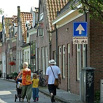 Häuserfront mit Fußgängern
