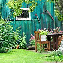 grünes Haus mit Vorgartenidyll