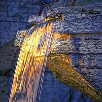 Tauben über Wasserfall Brunnen