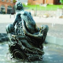 nackte Brunnenskulptur