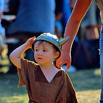 Junge mit Wikinger Helm