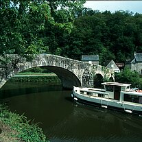 Brücke über die Rance bei Lehon mit Hausboot