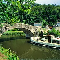 Brücke über die Rance bei Léhon mit Hausboot