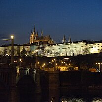 Prager Burg Hradschin mit Veitsdom nachts